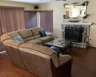 Beautiful home w/pool/spa, Wineries are 12 miles away ,Wilson Creek a Favorite ! - Murrieta - Soggiorno