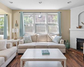 Beach Home in Ocean Beach Fire Island - Fire Island Pines - Living room