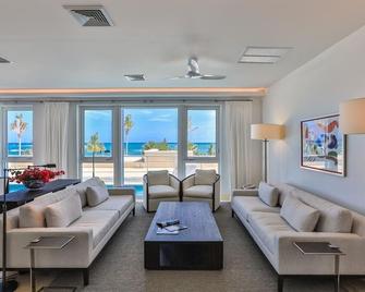 Exquisite Coral Beach Club Villa - 2 Bedrooms - Upper Prince's Quarter - Вітальня