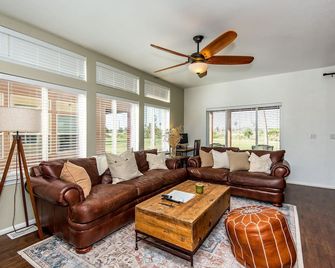 Snowbirds Welcome. Enjoy River Life On a Golf Course. - Needles - Living room