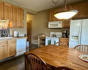 Looking for an Alternative to a Big Box Motel? We're it - Gardiner - Cocina