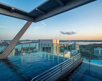 Holiday Inn Johor Bahru City Centre By IHG - Johor Bahru - Pool