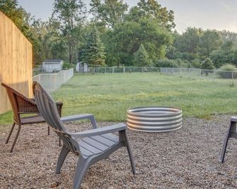Creekside East: Private Hot Tub, Quiet Retreat - Springfield - Innenhof