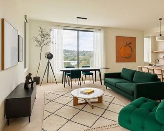 Spacious One Bedroom in Silverlake, Los Angeles - Los Angeles - Living room