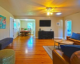 House on a Canal, walk to Zoo, Science Museum & Park - Lake Worth - Living room