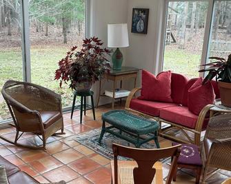 Charming Six Bedroom House Minutes Away from the East Hampton Beaches - East Hampton - Living room