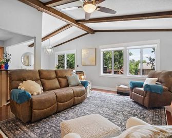 4-bedroom house in marvelous Mounds View with WiFi, AC - Mounds View - Living room
