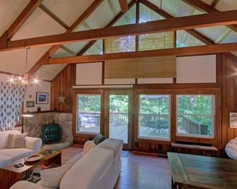 Red Chalet Views near Brevard. Dogs OK, fire pit, decks, open floor plan, loft, free Biltmore pass - Pisgah Forest - Sala de estar