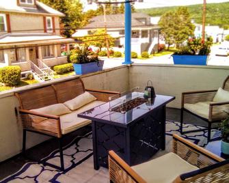 Eclectic Decor 5 Br house, 2 Baths & 2 Kitchens with WiFi and AC in Old Forge - Scranton - Balcony