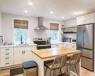 Modern 1-bedroom apartment in private Edgartown neighborhood w/ tennis court - Edgartown - Kitchen