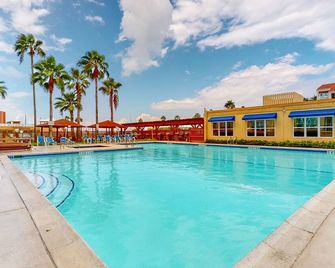 Charming studio near the beach with pool, hot tub & fast WiFi -snowbird-friendly - South Padre Island - Pool