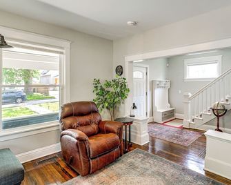 4 Mi to Dtwn Omaha: Spacious Home w/ Fenced Yard! - Omaha