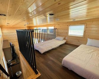 092 Star Gazing Tiny Home near Grand Canyon South Rim Sleeps 8 - Valle - Bedroom