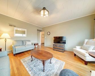 Central Meadville Apartment - Walk to Downtown! - Meadville - Living room