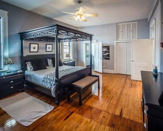 Historic Loft in the Heart of Ybor City in Tampa- Close to everything! - تامبا - غرفة نوم