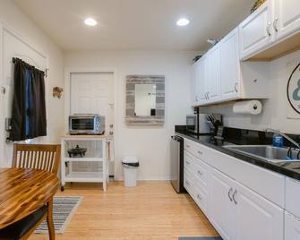Comfortable and Well Stocked-Central Location-2 blocks to Major Park - Medford - Cocina