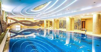 Jumbaktas Hotel - อัสตานา - สระว่ายน้ำ