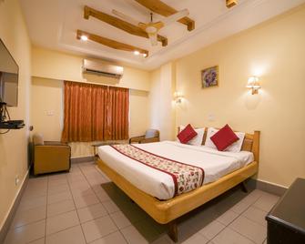 Hotel Kinnera Comforts - Visakhapatnam - Living room