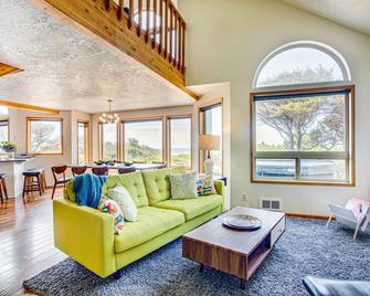 Oceanfront Home on Miles of Sandy Beach! Hot Tub / Game Room! Near Yachats! - Yachats - Huiskamer
