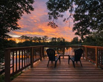 River Retreat- Hot Tub/Games/Bbq/Bonfire/Sleeps 14 - Tweed - Balcony