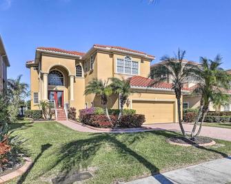 Waterfront Apollo Beach Home Pool and Shared Dock! - Apollo Beach - Edificio
