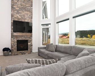 Cabin getaway on 10 acres w/ wifi and fishing pond in Swan Valley - Swan Valley - Living room