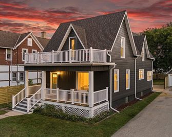 Stylish Home w/Fire Pit | Near Downtown & Weddings - Oconomowoc - Edificio