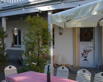 Pension Adele - Ruhig, direkt am Elberadweg & Badesee mit Balkon - Dresden - Innenhof