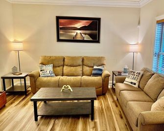 Peaceful 4BR House Nestled in Tellico Village! Hot Tub, King Beds, Dog Friendly! - Loudon - Sala de estar
