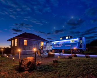 The Caboose | Mtn Views | Farm Animals + Fire Pit! - Canajoharie - Building