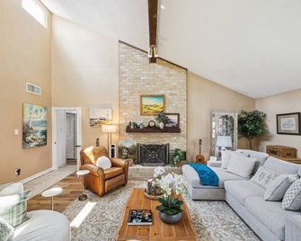 Entire House 3 Br 2 Ba in Clear Lake City - Houston - Sala de estar