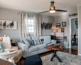 'Burg Bungalow in the of Lewisburg behind WVSOM - Lewisburg - Living room