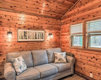 Charming New Bern Log Cabin - Pets Welcome! - New Bern - Living room
