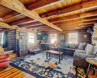Cozy log cabin close to recreation, dog-friendly, balcony, BBQ, w/d, TVs, kayaks - Barnard - Living room