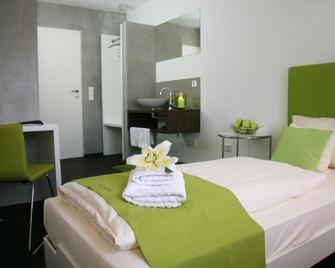 Hotel Gasthof Alte Post - Oberding - Bedroom