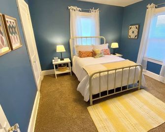 Charming Pet Friendly Bungalow - Terre Haute - Спальня