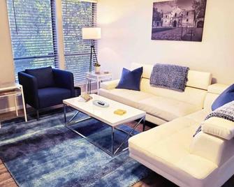Comfy Downtown Apartment Near The Pearl - King Bed - San Antonio - Living room