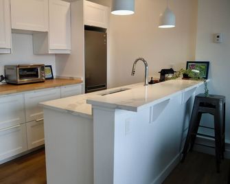 Endless views at Inlet Retreat! Relax in a centrally located beautiful studio! - Sechelt - Cocina
