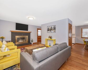 Nice and modern decor, 4BR 3BA, remodeled - Hagerstown - Living room