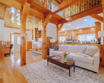 Charming Berkshires Retreat – Minutes to Williamstown - Williamstown - Вітальня