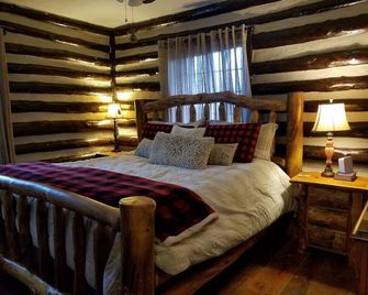 Log Cabin Hideaway in the Woods near Knoxville, Tennessee - Knoxville - Bedroom