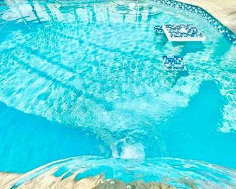 Jungle To Beach 4 R 3 Br Family And Pet Heated Pool N Airport N Beach N Hard Rock - Fort Lauderdale - Piscine