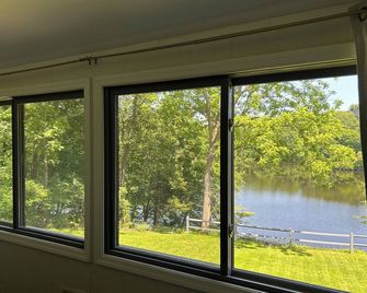 Room In Lake Home - 2br 1ba Kitchenette - Greenwich - Balcón