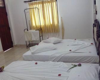 Sarathchandra Tourist Guest House - Embilipitiya - Habitación