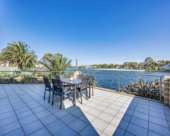 Stayau 6br Deluxe Lakeview Point Cook - Point Cook - Balcony