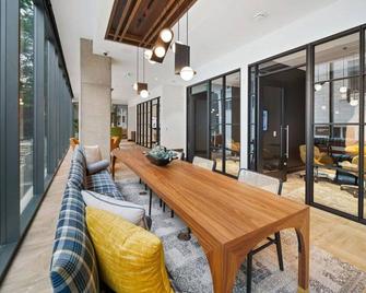 Classic First Hill Studio w/ Gym & Coworking, by Blueground - Seattle - Pati