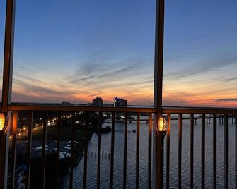 Amazing views downtown FyMeyers. Free trolley stop. walk 2 blocks to downtown - Fort Myers - Balkon