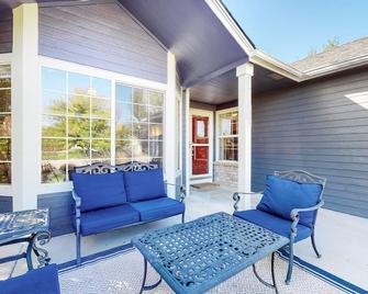 Hot Tub, Luxury King Bed & Yard Games ~ Quiet & Serene w Incredible Yard - Erie - Patio