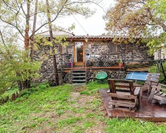 Holiday Home 'L'Atelier' with Shared Pool, Private Garden and Wi-Fi - Saint-Martin-sur-Lavezon - Patio