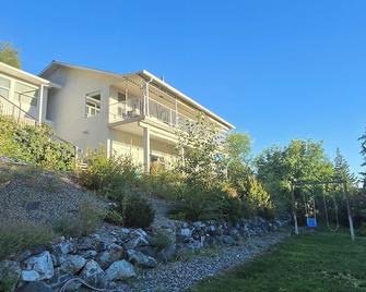 Spacious 2 bedroom suite near Wood Lake with a view. Family/pet friendly! - Lake Country - Будівля